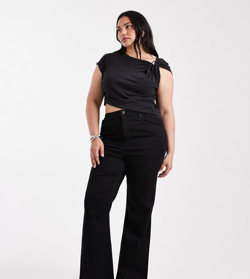 ASOS DESIGN Curve - Figurformende Jeans in Schwarz mit ausgestelltem Bein und Powerstretch von ASOS Curve