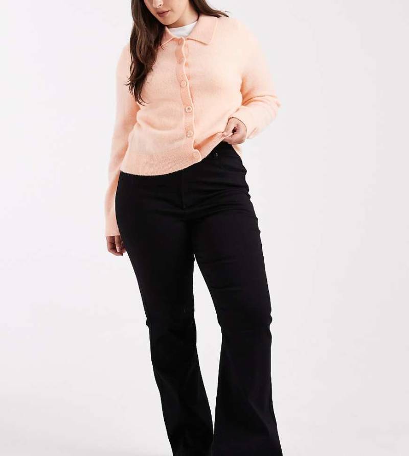 ASOS DESIGN Curve - Figurformende Jeans in Schwarz mit ausgestelltem Bein und Powerstretch von ASOS Curve