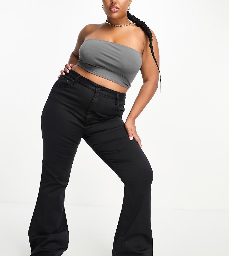 ASOS DESIGN Curve - Figurformende Jeans mit ausgestelltem Bein und Superstretch in Schwarz von ASOS Curve