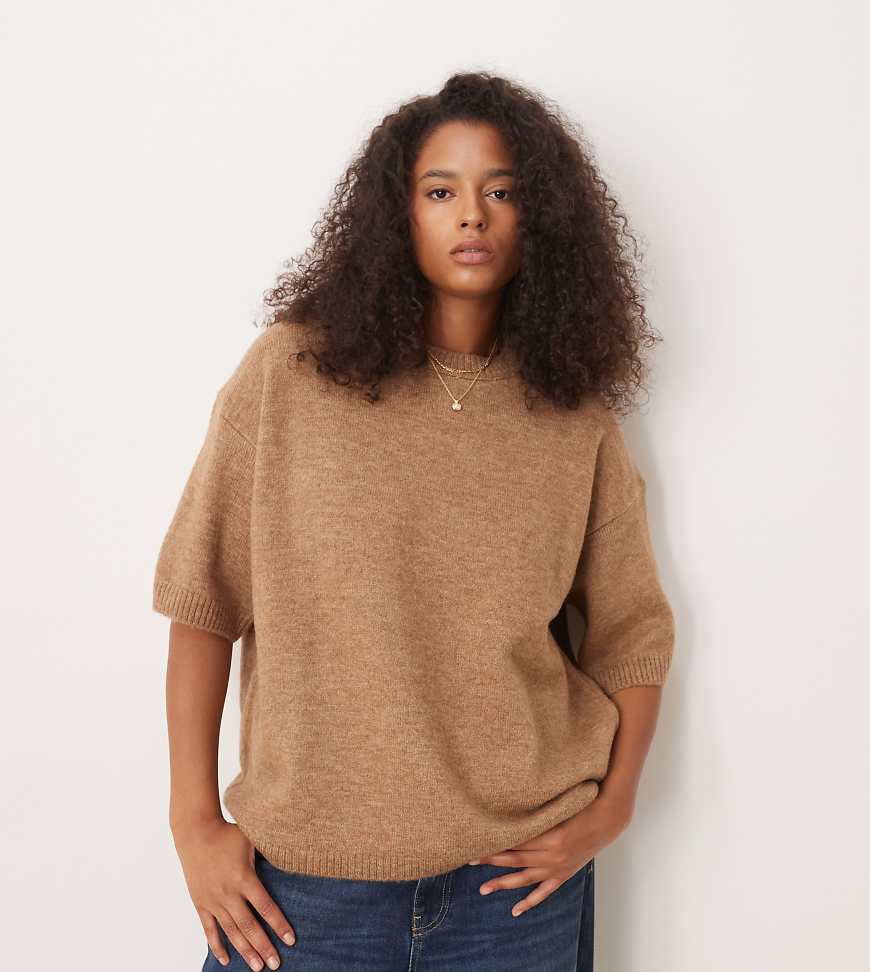 ASOS DESIGN Curve - Flauschiger Strickpullover in Beige mit Rundhalsausschnitt und T-Shirt-Schnitt-Neutral von ASOS Curve
