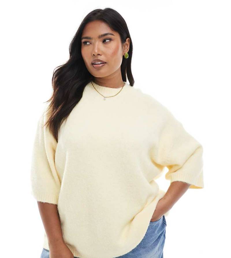 ASOS DESIGN Curve - Flauschiger Strickpullover in Buttermilchgelb mit Rundhalsausschnitt und T-Shirt-Schnitt von ASOS Curve