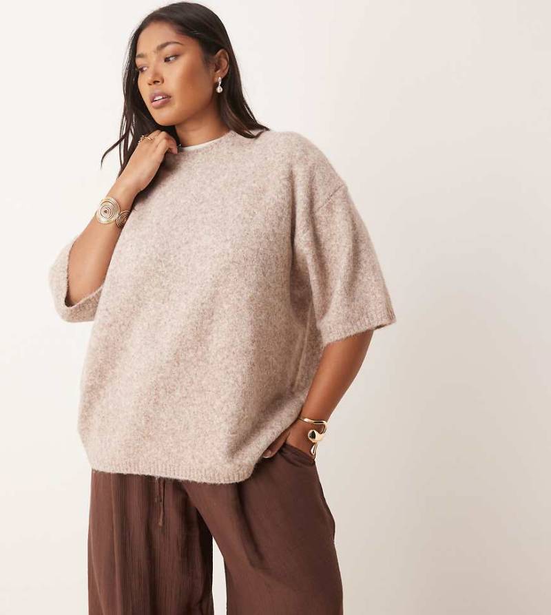ASOS DESIGN Curve - Flauschiger Strickpullover in Pilzbeige mit Rundhalsausschnitt und T-Shirt-Schnitt-Neutral von ASOS Curve