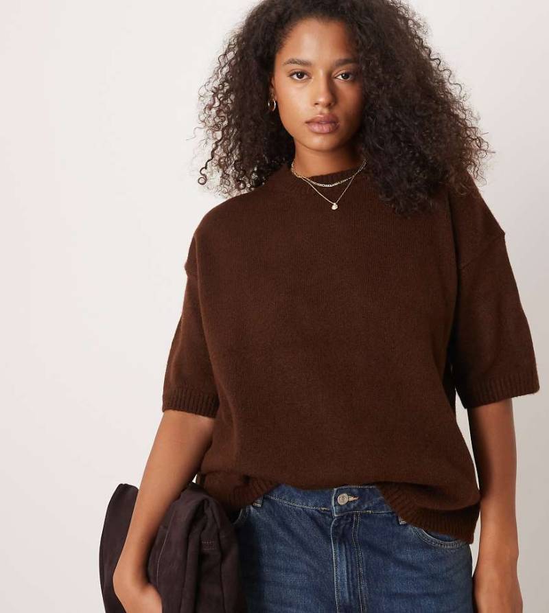 ASOS DESIGN Curve - Flauschiger Strickpullover in Schokobraun mit Rundhalsausschnitt und T-Shirt-Schnitt-Brown von ASOS Curve