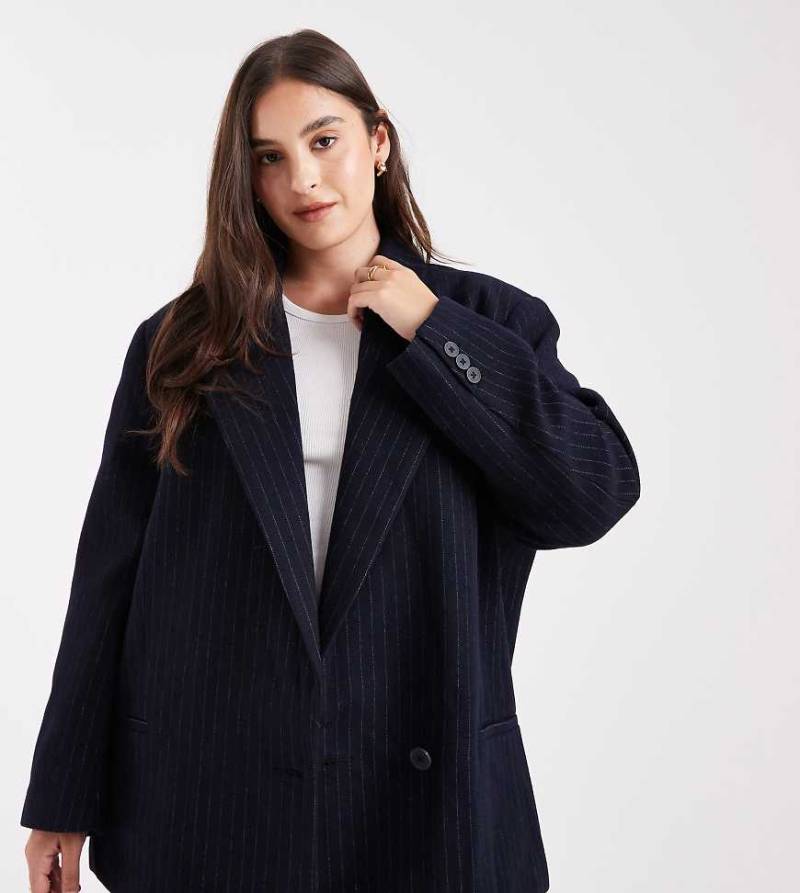 ASOS DESIGN Curve - Formeller Blazer aus Wollmix in Marineblau mit Nadelstreifen von ASOS Curve