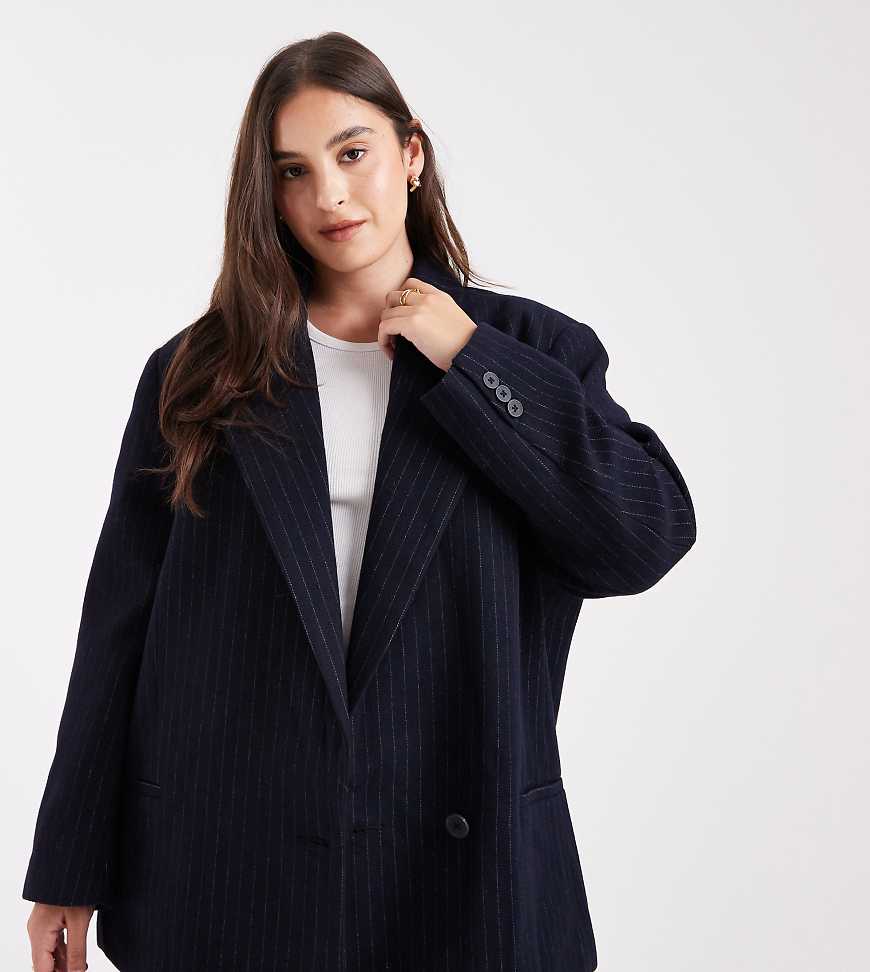 ASOS DESIGN Curve - Formeller Blazer aus Wollmix in Marineblau mit Nadelstreifen ASOS DESIGN Curve - Formeller Blazer aus Wollmix in Marineblau mit Nadelstreifen von ASOS Curve