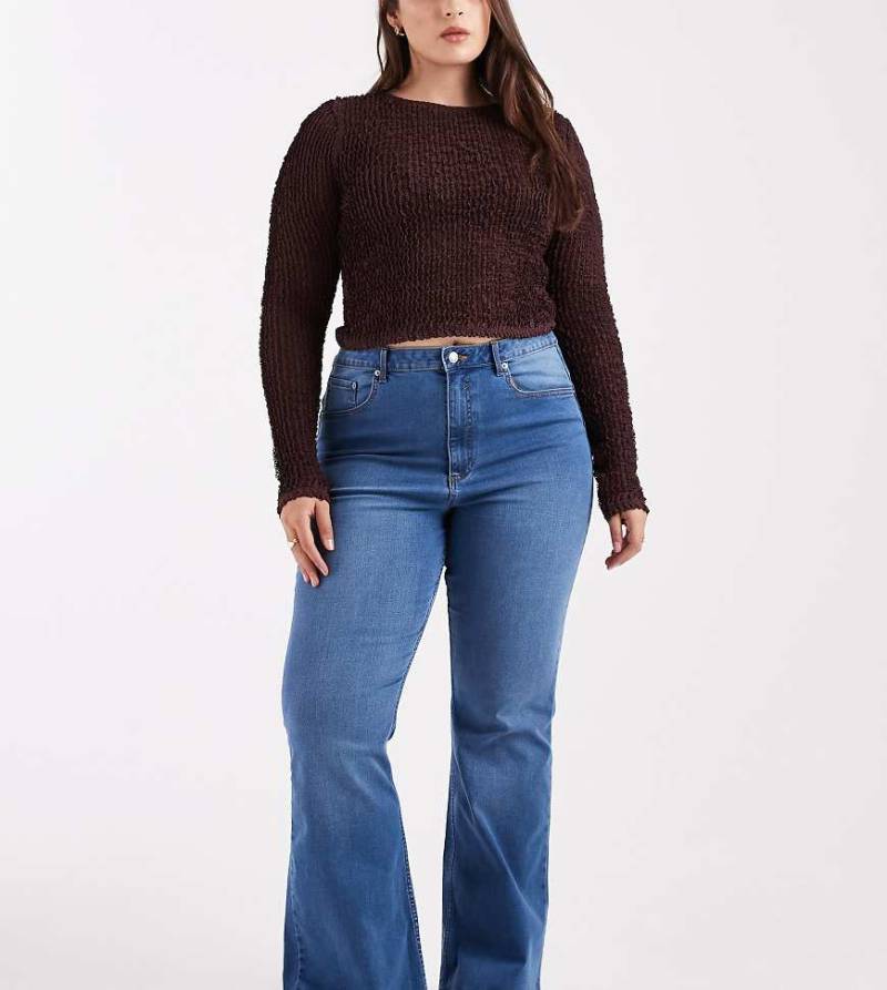 ASOS DESIGN Curve - Figurformende Jeans in dunklem Mittelblau mit ausgestelltem Bein und Powerstretch von ASOS Curve