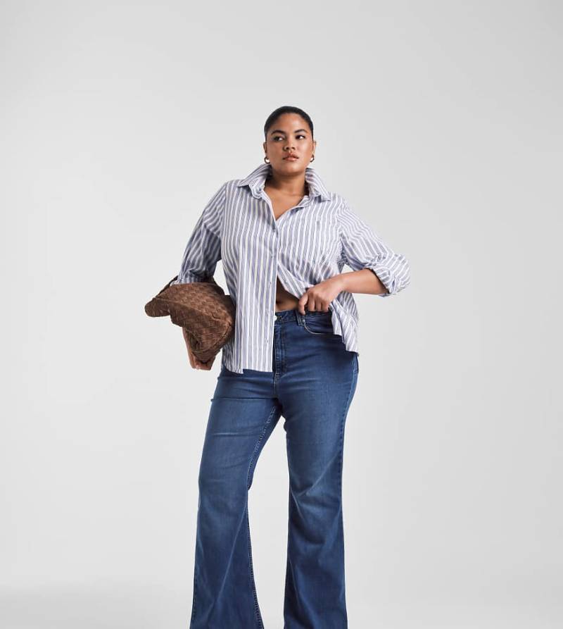 ASOS DESIGN Curve - Figurformende Jeans in dunklem Mittelblau mit ausgestelltem Bein und Powerstretch von ASOS Curve