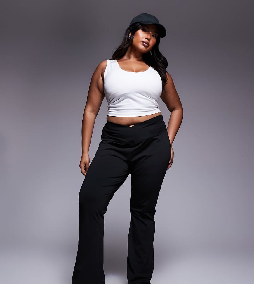 ASOS DESIGN Curve - Formende Schlaghose in Schwarz mit überkreuztem Detail vorne und hohem Bund von ASOS Curve
