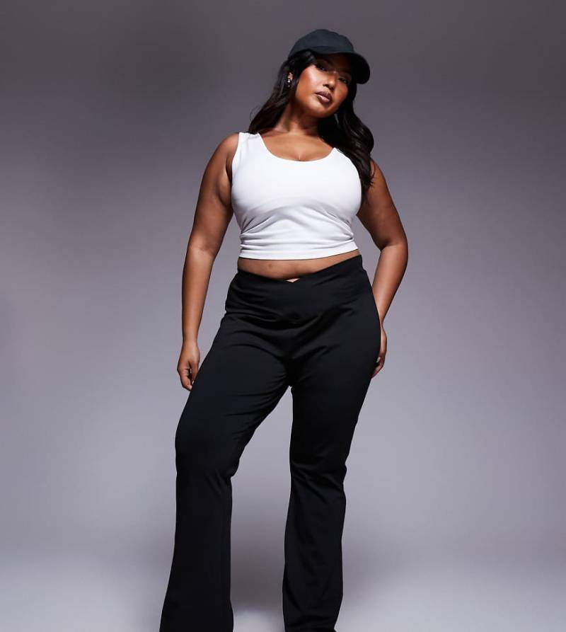 ASOS DESIGN Curve - Formende Schlaghose in Schwarz mit überkreuztem Detail vorne und hohem Bund von ASOS Curve