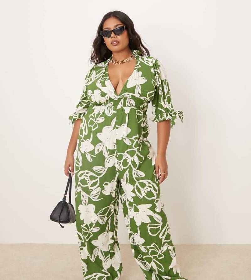 ASOS DESIGN Curve - Geblümter Jumpsuit in Grün mit gesmokter Taille-Bunt von ASOS Curve