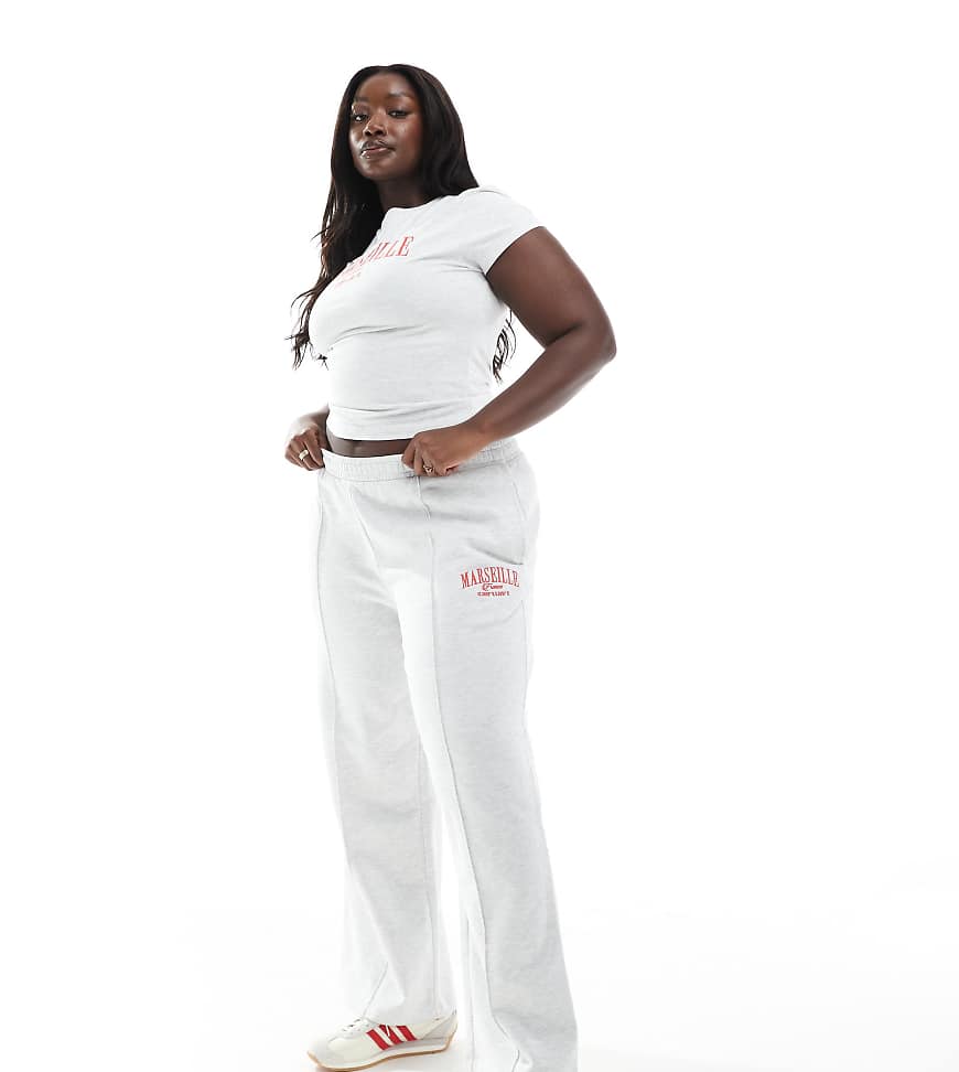 ASOS DESIGN Curve - Gerade geschnittene Jogginghose in meliertem Eisgrau mit besticktem „Marseille"-Print von ASOS Curve