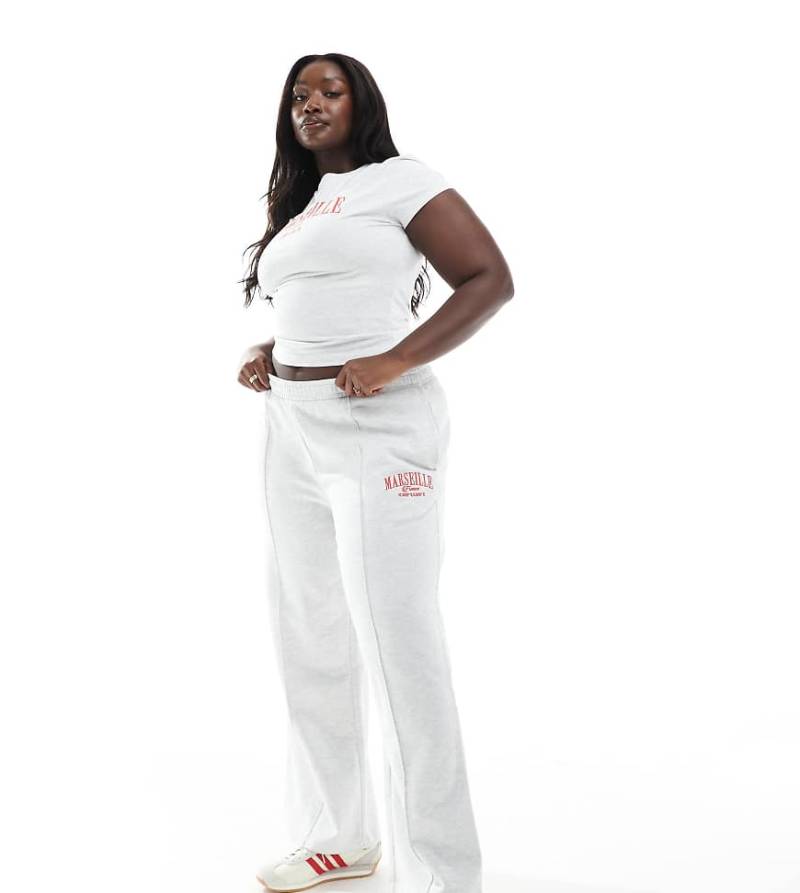 ASOS DESIGN Curve - Gerade geschnittene Jogginghose in meliertem Eisgrau mit besticktem „Marseille"-Print von ASOS Curve