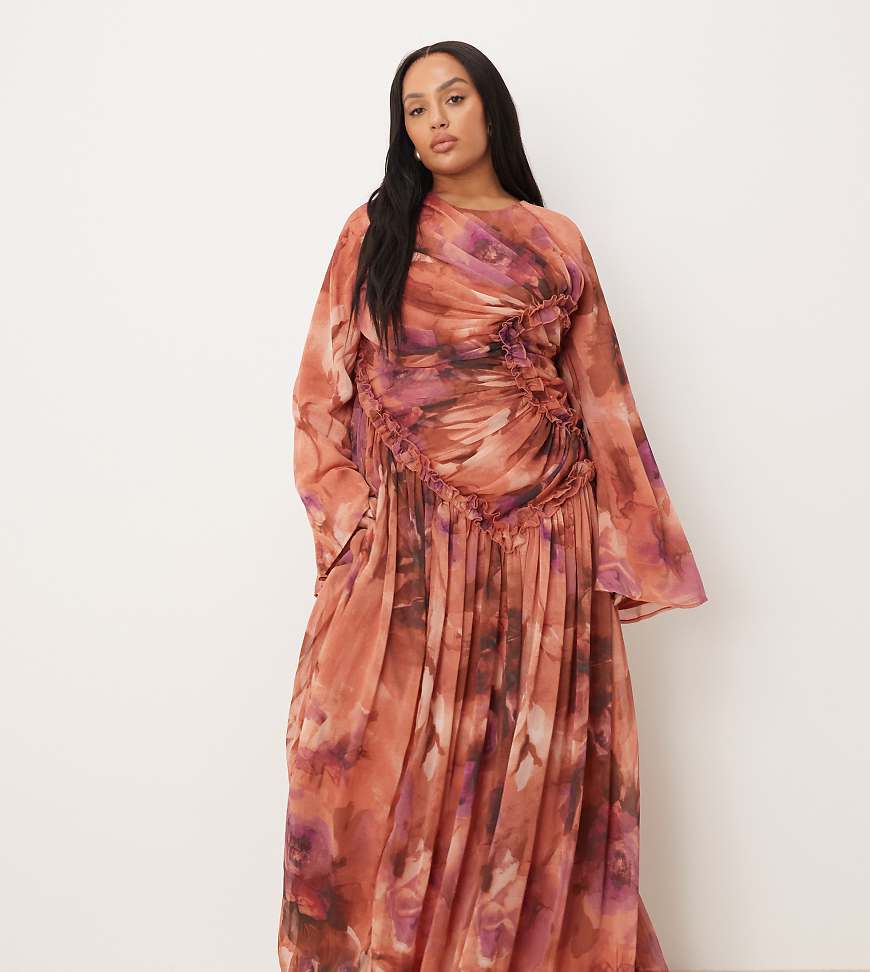 ASOS DESIGN Curve - Gerafftes Chiffon-Maxikleid in Rostrot mit Knitterstruktur, Blumenmuster und kleinen Rüschen-Bunt von ASOS Curve