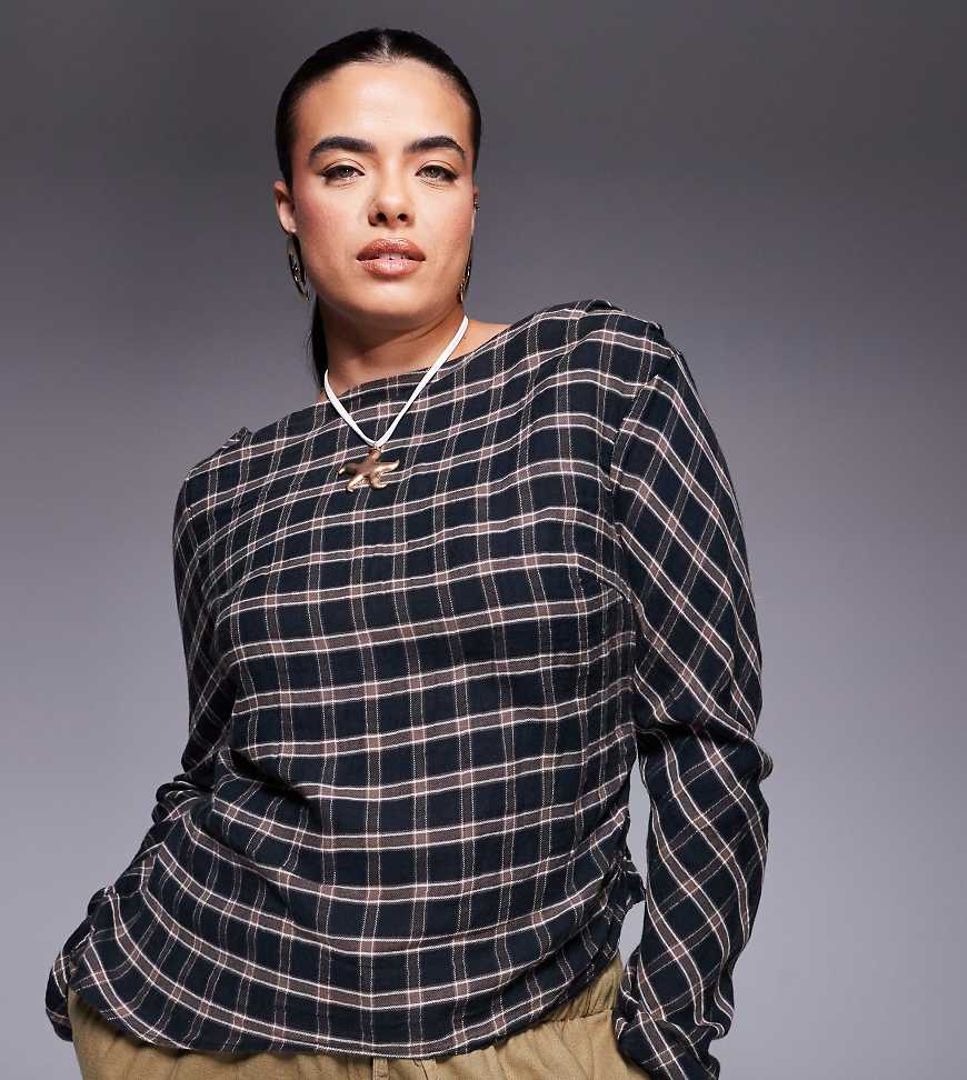 ASOS DESIGN Curve - Gerafftes Langärmliges Oberteil mit Karomuster und U-Boot-Ausschnitt-Bunt von ASOS Curve