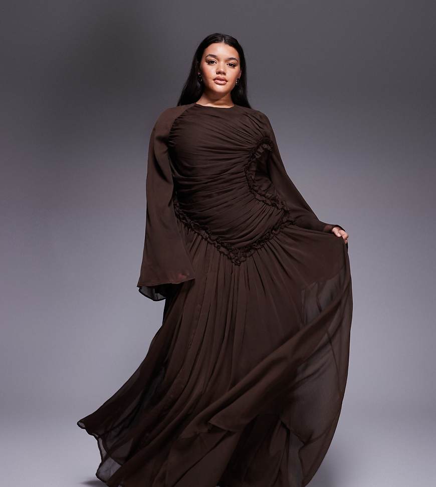 ASOS DESIGN Curve - Gerafftes Maxikleid aus Crinkle-Chiffon in Schokobraun mit Mikrorüschen-Brown von ASOS Curve