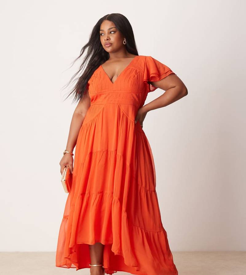 ASOS DESIGN Curve - Gerafftes Maxikleid in Spicy-Rot mit Flatterärmeln und nach hinten abfallendem Saum von ASOS Curve