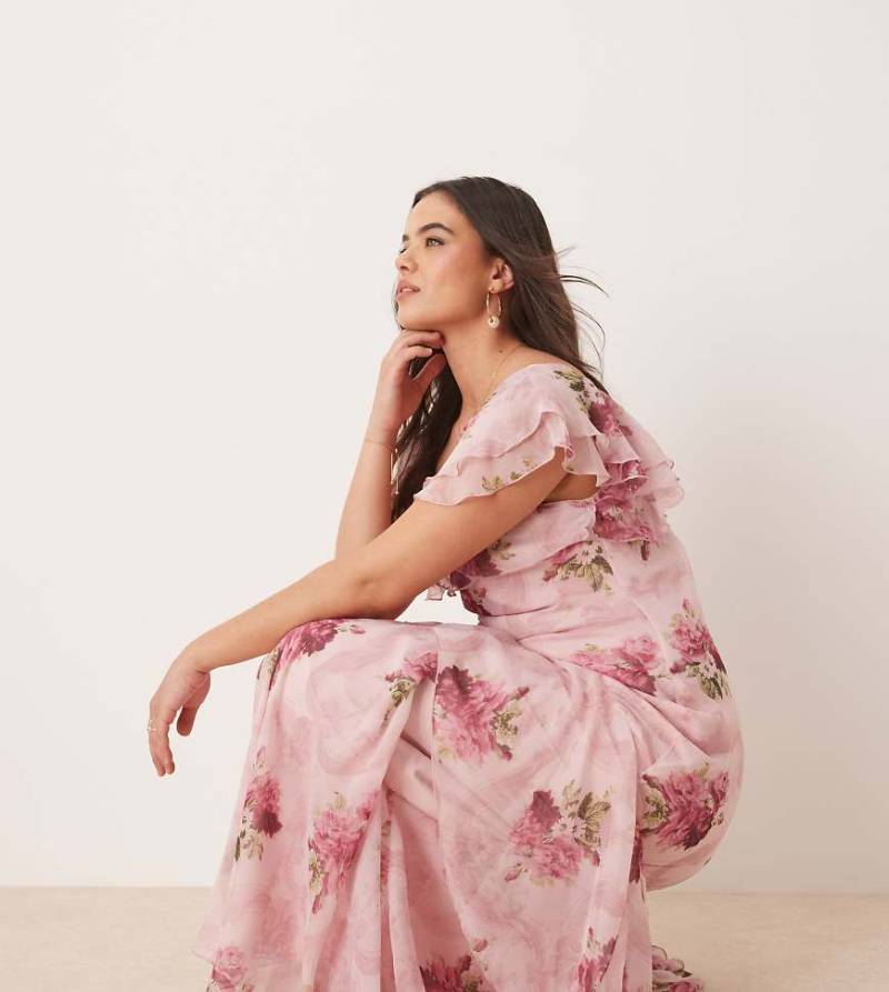 ASOS DESIGN Curve - Gerafftes Maxikleid mit Flatterärmeln und Blumenmuster in Rosa-Bunt von ASOS Curve