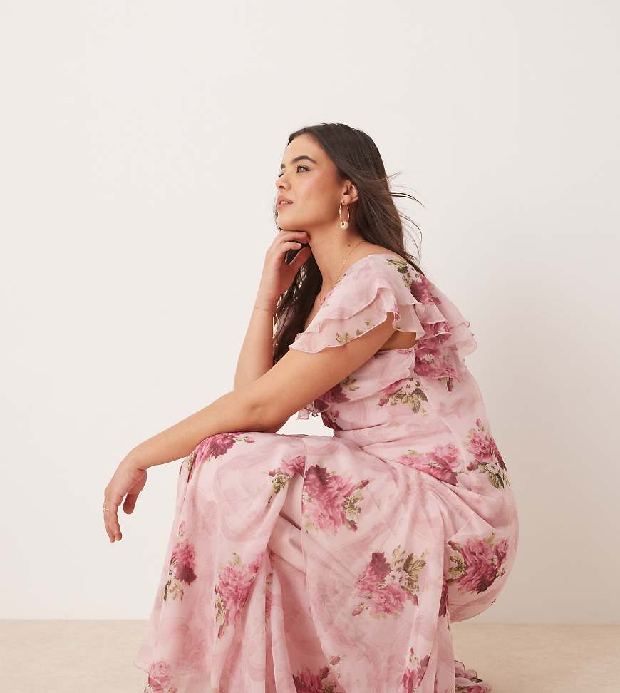 ASOS DESIGN Curve - Gerafftes Maxikleid mit Flatterärmeln und Blumenmuster in Rosa-Bunt von ASOS Curve