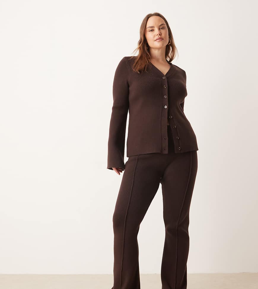ASOS DESIGN Curve - Gerippte Hose in Schokobraun mit weitem Beinschnitt, Kombiteil-Brown von ASOS Curve