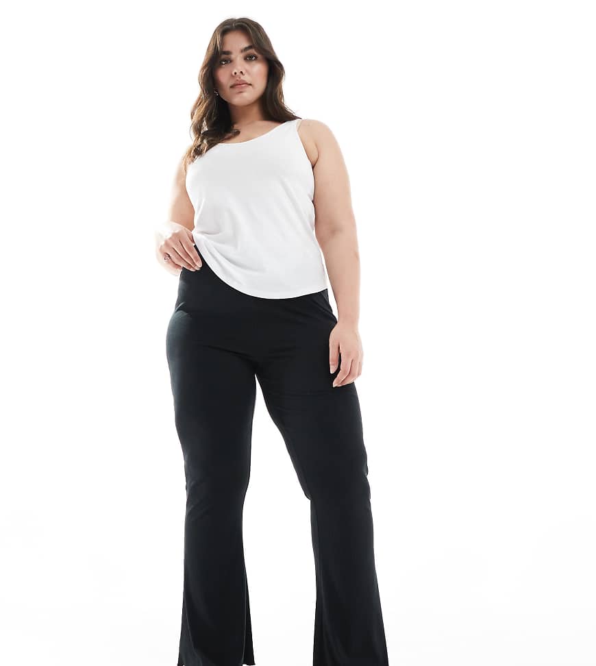 ASOS DESIGN Curve - Gerippte Schlaghose mit gekräuseltem Saum in Schwarz ASOS DESIGN Curve - Gerippte Schlaghose mit gekräuseltem Saum in Schwarz von ASOS Curve