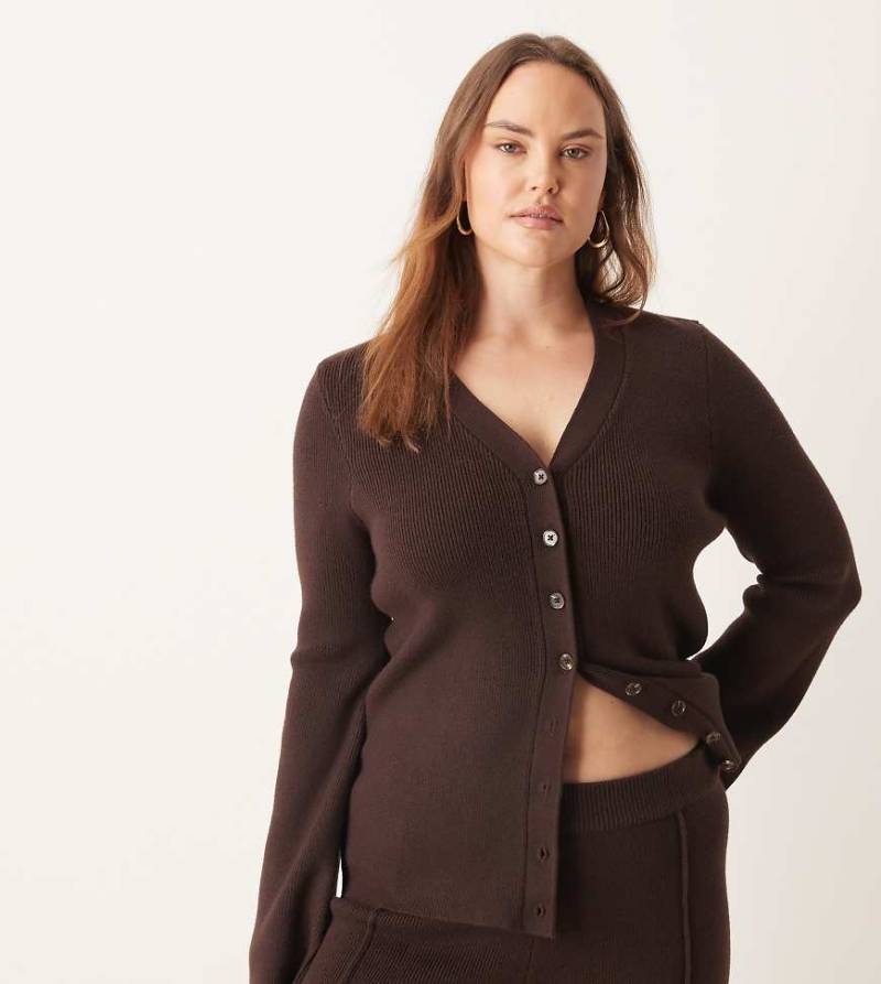 ASOS DESIGN Curve - Gerippte Strickjacke in Schokobraun mit V-Ausschnitt, Kombiteil-Brown von ASOS Curve