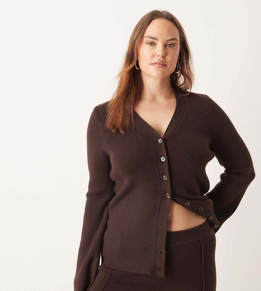 ASOS DESIGN Curve - Gerippte Strickjacke in Schokobraun mit V-Ausschnitt, Kombiteil-Brown von ASOS Curve