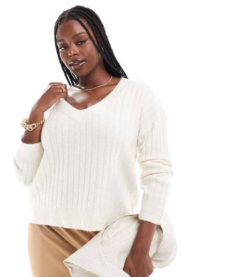 ASOS DESIGN Curve - Gerippter Pullover in Cremeweiß mit V-Ausschnitt von ASOS Curve