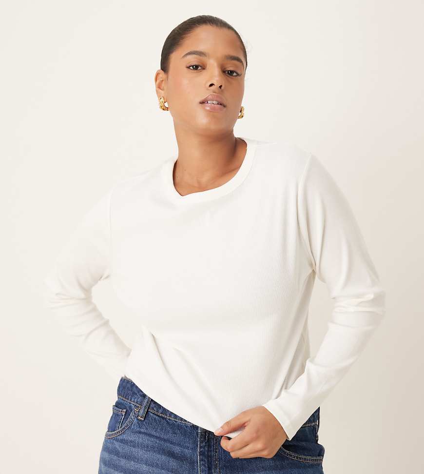 ASOS DESIGN Curve - Geripptes, langärmliges Oberteil in Cremeweiß mit Rundhalsausschnitt-Bunt von ASOS Curve