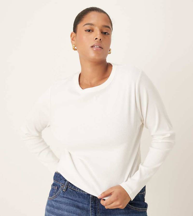 ASOS DESIGN Curve - Geripptes, langärmliges Oberteil in Cremeweiß mit Rundhalsausschnitt-Bunt von ASOS Curve