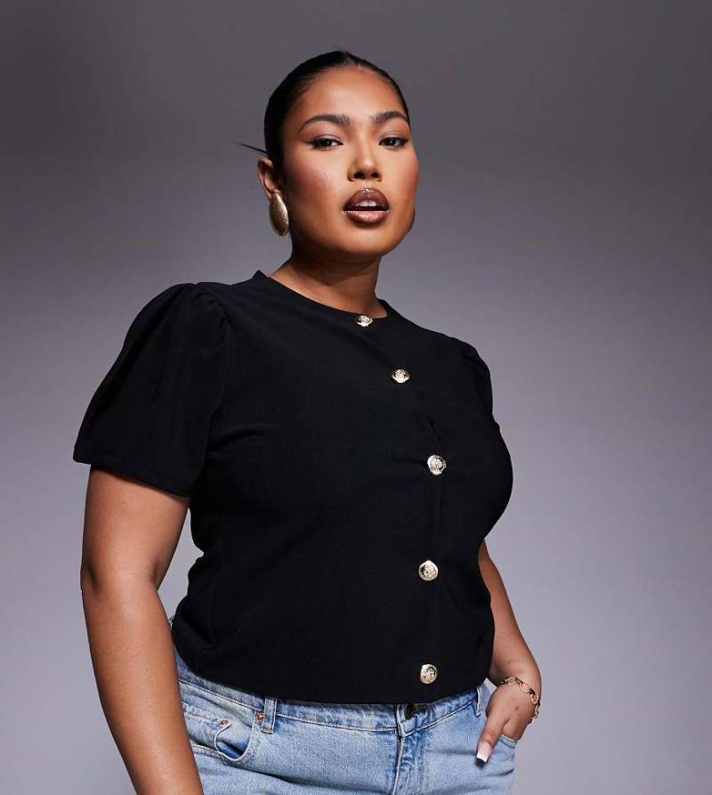 ASOS DESIGN Curve - Geripptes, strukturiertes Oberteil in Schwarz mit Puffärmeln und durchgehender Knopfleiste von ASOS Curve