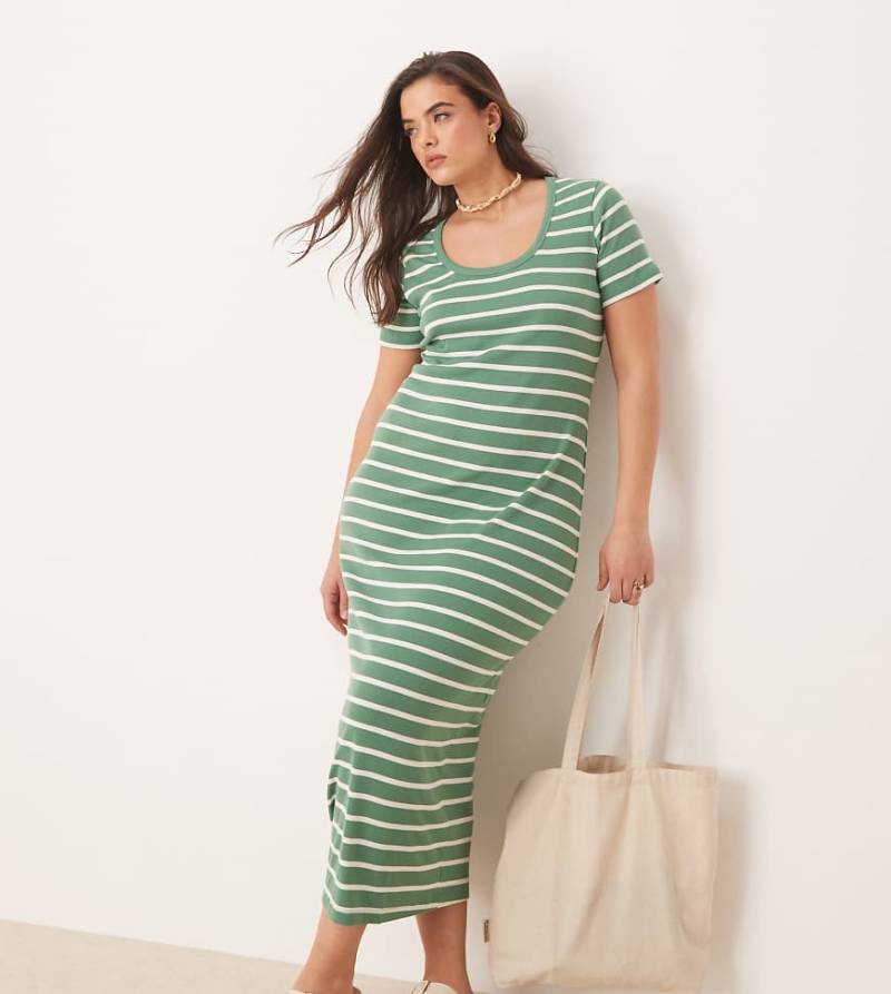 ASOS DESIGN Curve - Geripptes Midaxikleid mit Streifen, U-Ausschnitt und Flügelärmeln-Bunt von ASOS Curve