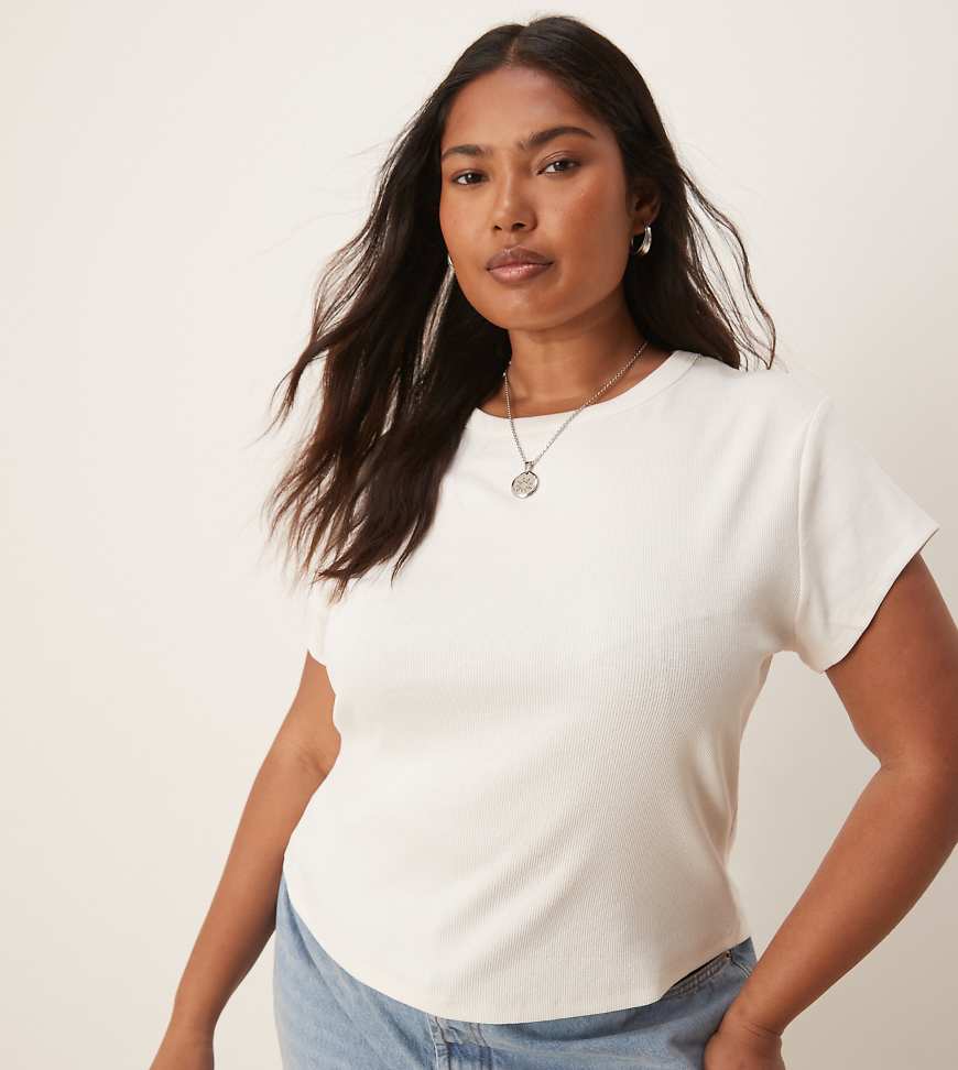 ASOS DESIGN Curve - Geripptes T-Shirt in Cremeweiß mit knappem Schnitt von ASOS Curve