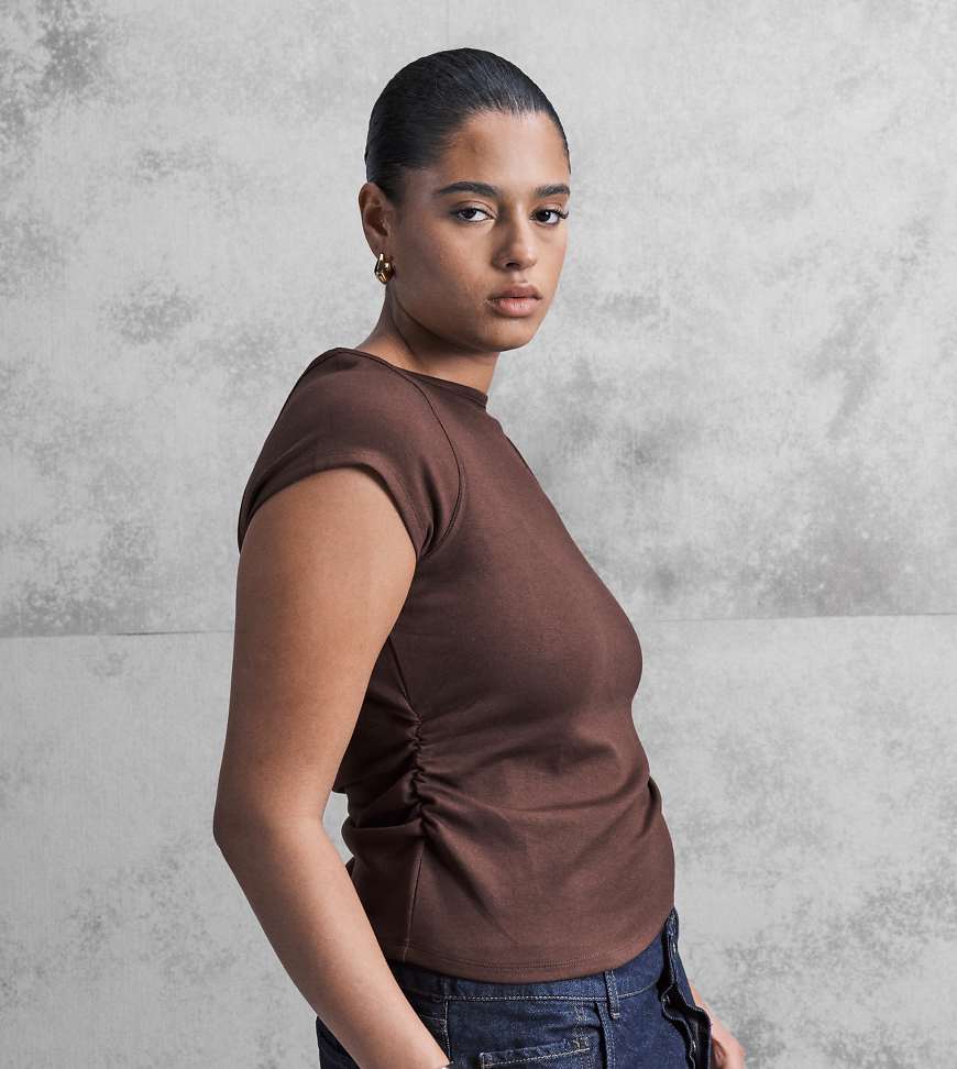 ASOS DESIGN Curve - Geripptes T-Shirt in Schokobraun mit Kappärmeln und Raffung-Brown von ASOS Curve
