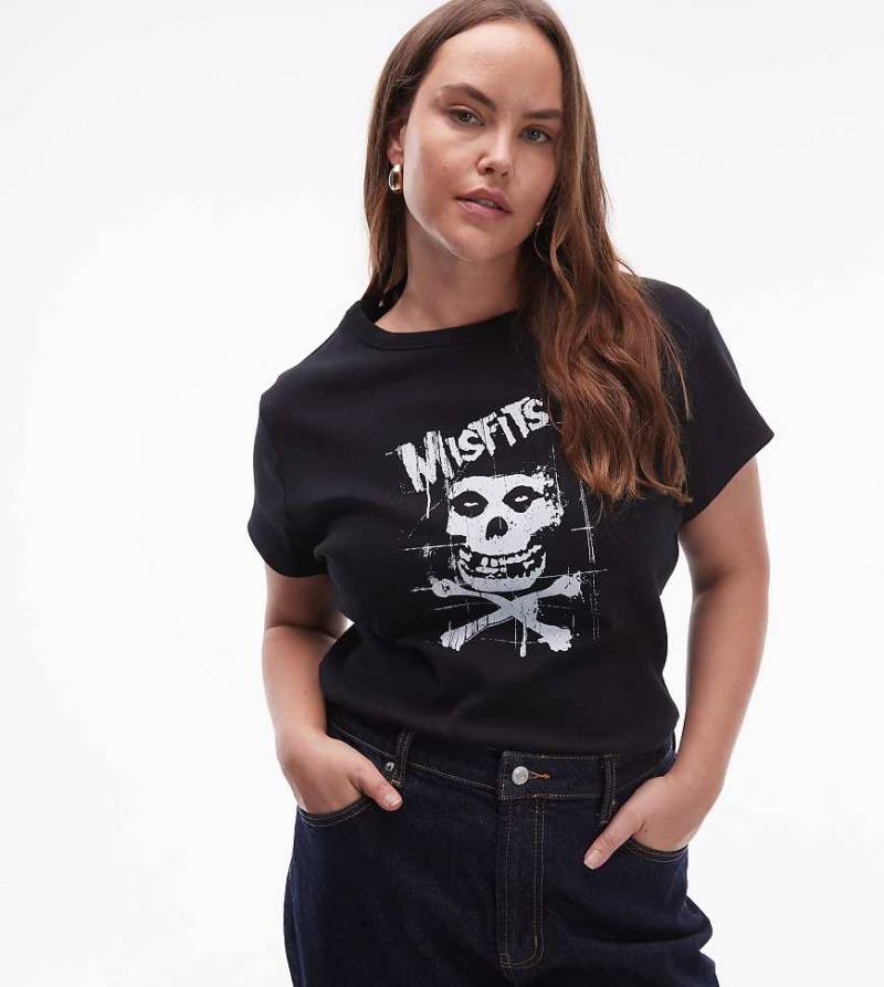 ASOS DESIGN Curve - Geripptes T-Shirt in Schwarz mit knappem Schnitt und „Misfits"-Halloween-Bandprint von ASOS Curve