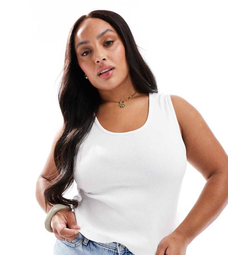 ASOS DESIGN Curve - Geripptes Trägertop in Weiß mit U-Ausschnitt von ASOS Curve
