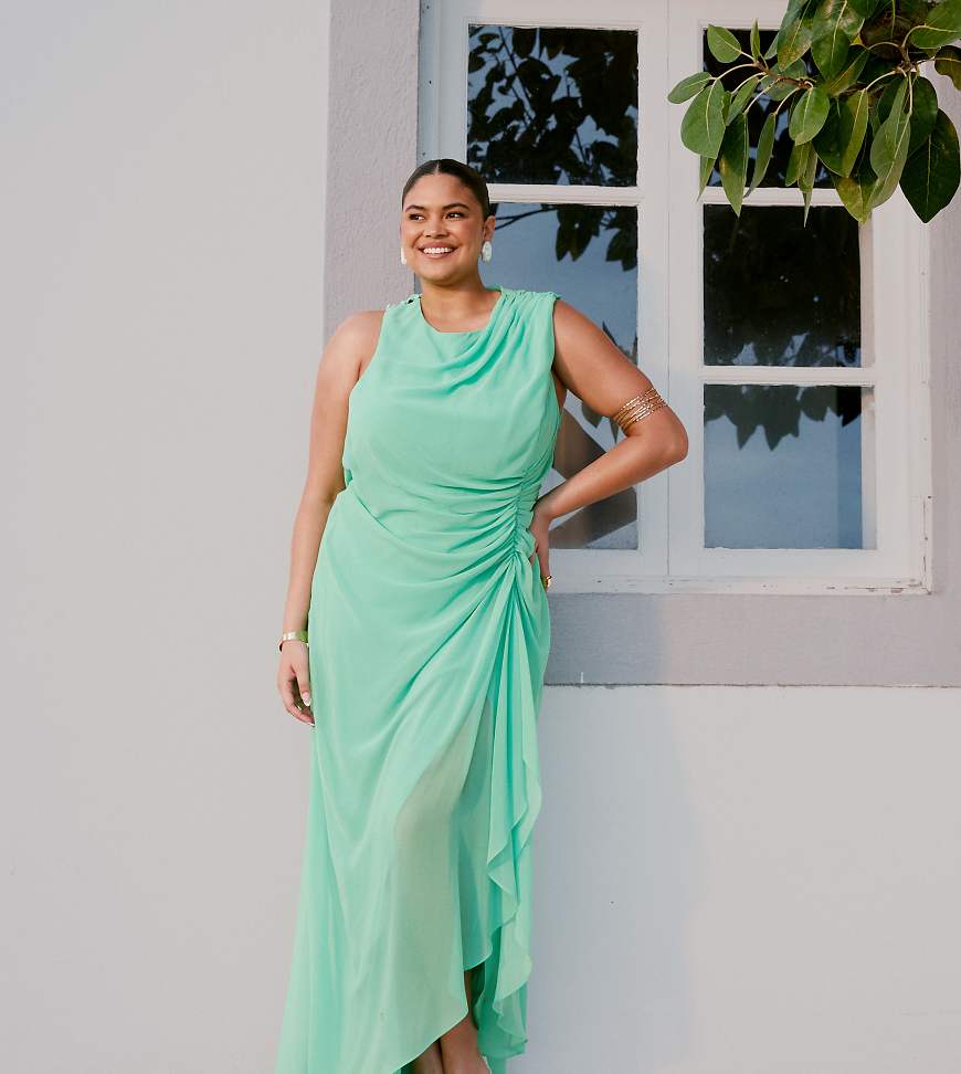 ASOS DESIGN Curve - Gerüschtes Maxikleid in Apfelgrün mit Rückenausschnitt und geraffter Taille von ASOS Curve