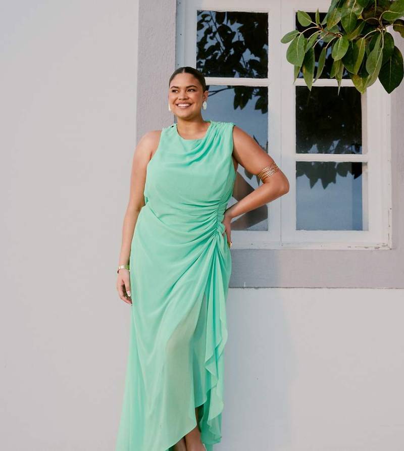 ASOS DESIGN Curve - Gerüschtes Maxikleid in Apfelgrün mit Rückenausschnitt und geraffter Taille von ASOS Curve