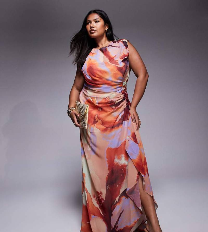 ASOS DESIGN Curve - Gerüschtes Maxikleid mit abstraktem Muster, Rückenausschnitt und geraffter Taille-Bunt von ASOS Curve