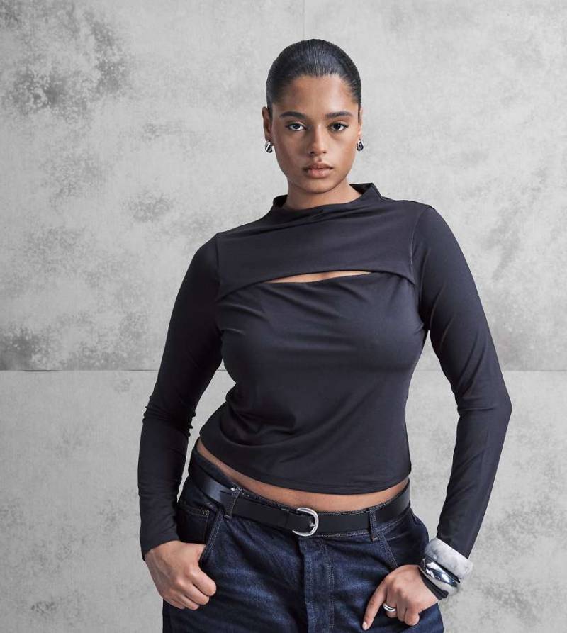 ASOS DESIGN Curve - Geschmeidiges, langärmliges Oberteil in Schwarz mit Zierausschnitt von ASOS Curve