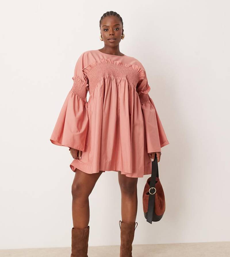 ASOS DESIGN Curve - Gesmoktes Minikleid aus Baumwolle in Rosé mit ausgestellten Ärmeln-Bunt von ASOS Curve