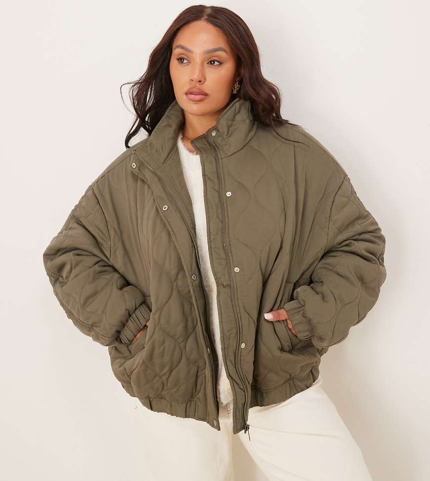 ASOS DESIGN Curve - Gesteppte Bomberjacke in Olivgrün mit Passe ASOS DESIGN Curve - Gesteppte Bomberjacke in Olivgrün mit Passe von ASOS Curve