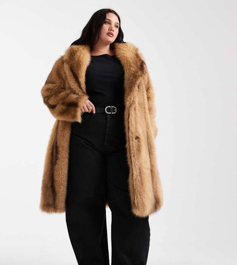 ASOS DESIGN Curve - Gestreifter Midi-Mantel aus Kunstpelz in Orange-Brown ASOS DESIGN Curve - Gestreifter Midi-Mantel aus Kunstpelz in Orange-Brown von ASOS Curve