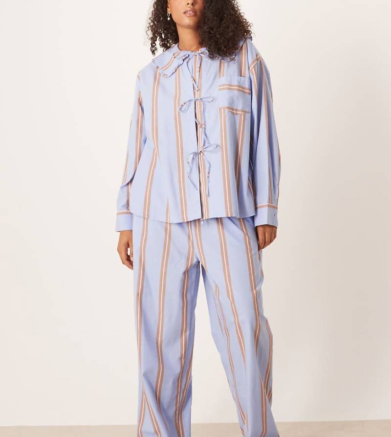 ASOS DESIGN Curve - Gestreiftes Pyjama-Set in Blau und Braun, bestehend aus Hemd mit Schleifenverschluss und Hose mit weitem Bein-Bunt von ASOS Curve