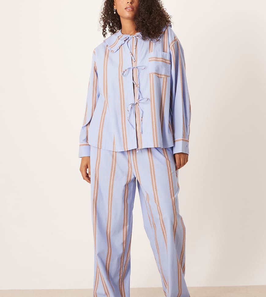 ASOS DESIGN Curve - Gestreiftes Pyjama-Set in Blau und Braun, bestehend aus Hemd mit Schleifenverschluss und Hose mit weitem Bein-Bunt von ASOS Curve