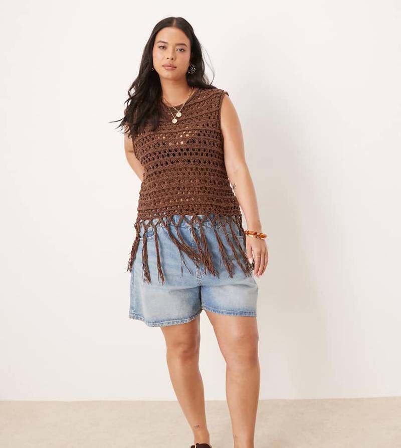 ASOS DESIGN Curve - Gestricktes Tanktop in Schokobraun mit Fransendetail und Maschenstruktur von ASOS Curve