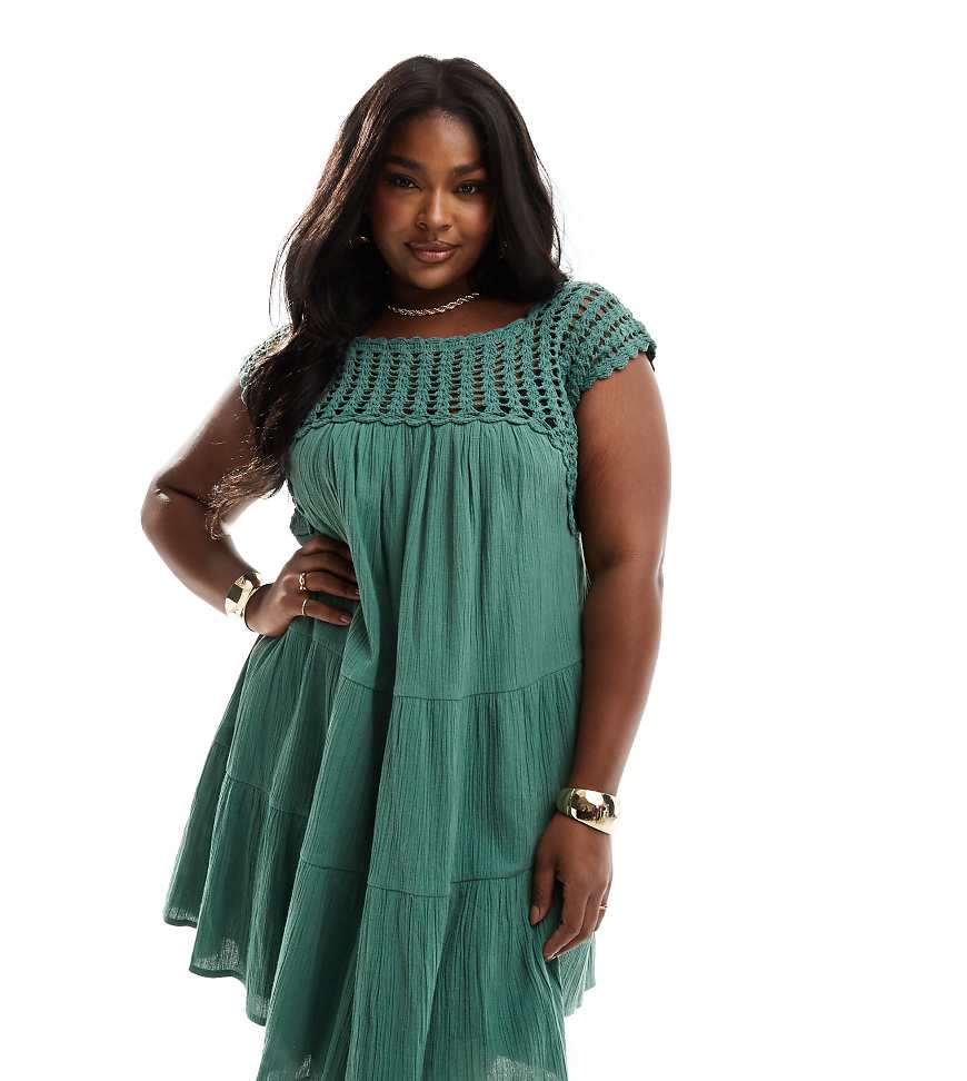 ASOS DESIGN Curve - Gestuftes, ausgestelltes Mini-Sommerkleid in Khaki mit gehäkeltem Einsatz-Grün ASOS DESIGN Curve - Gestuftes, ausgestelltes Mini-Sommerkleid in Khaki mit gehäkeltem Einsatz-Grün von ASOS Curve