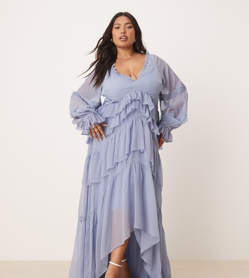 ASOS DESIGN Curve - Gestuftes Maxikleid in gedecktem Blau mit V-Ausschnitt, nach hinten abfallendem Saum, Rüschen und Biesen von ASOS Curve