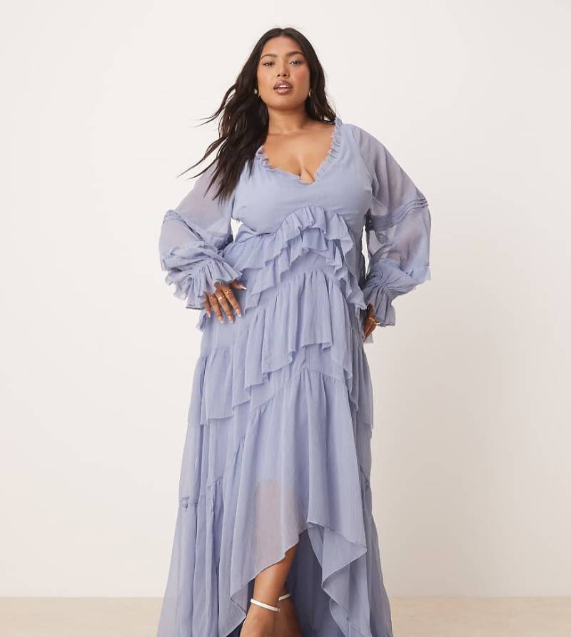 ASOS DESIGN Curve - Gestuftes Maxikleid in gedecktem Blau mit V-Ausschnitt, nach hinten abfallendem Saum, Rüschen und Biesen von ASOS Curve