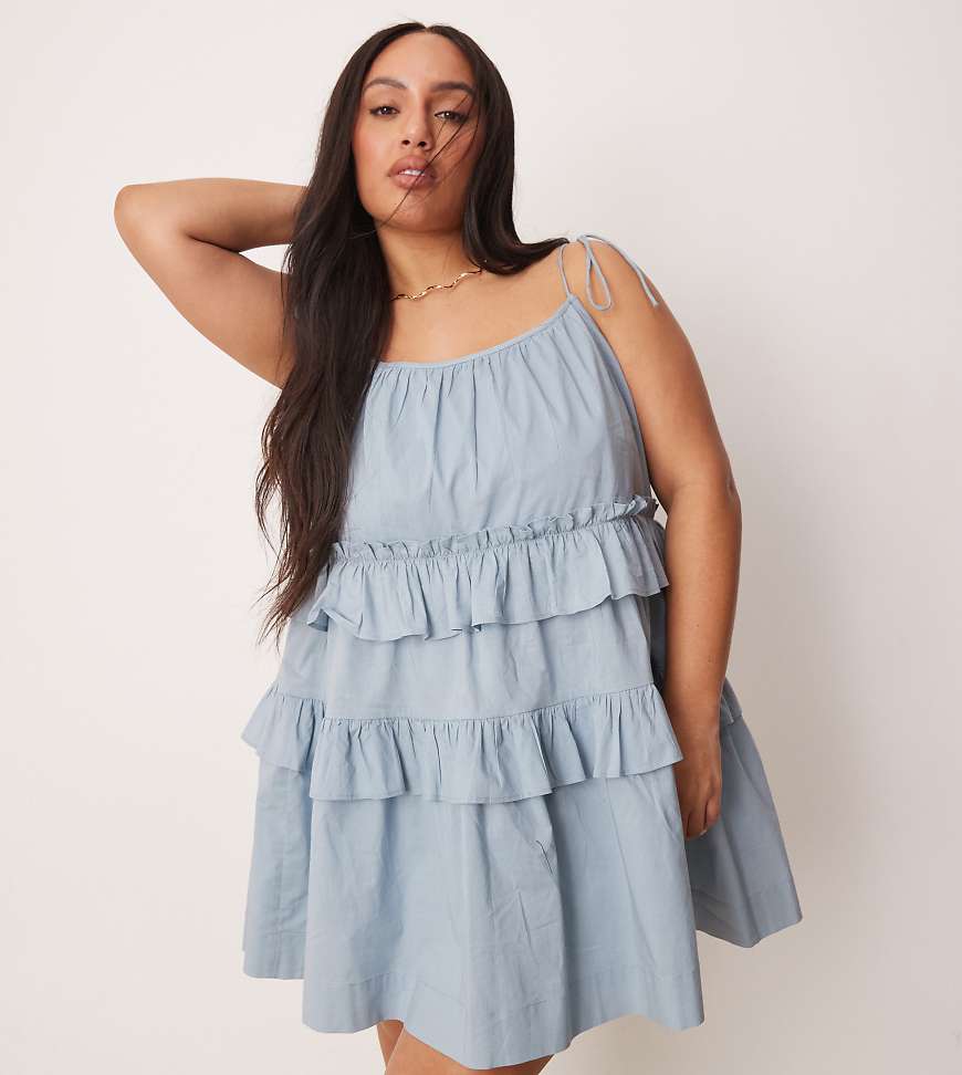ASOS DESIGN Curve - Gestuftes Minikleid in Rauchblau mit Rüschen-Braun von ASOS Curve