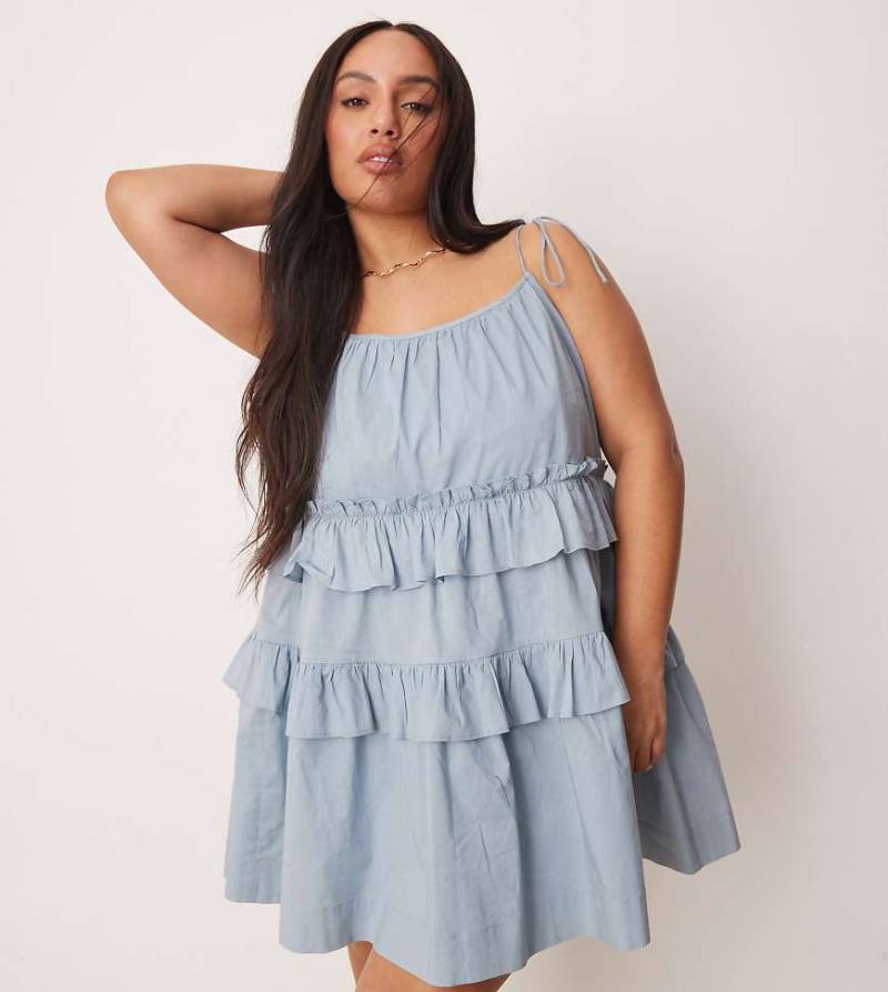 ASOS DESIGN Curve - Gestuftes Minikleid in Rauchblau mit Rüschen-Braun von ASOS Curve